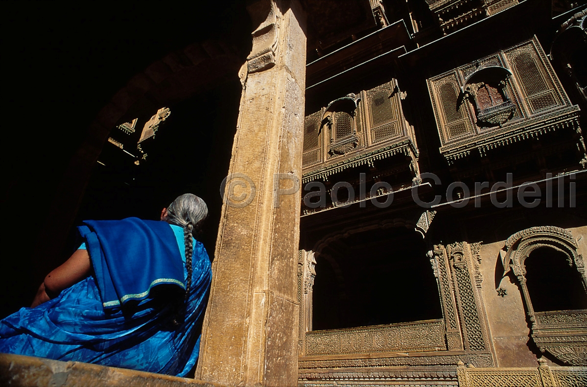 Woman in Blue Sari in front of Patwon Ki Haveli Palace, Jaisalmer, Rajasthan, India
 (cod:India 05)